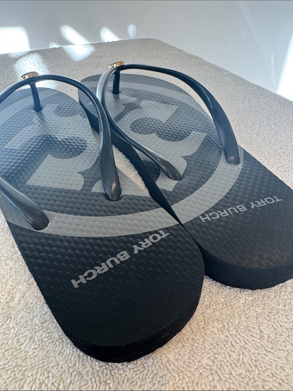 Tory Burch NWOT Black and Gray Logo Flip Flops Women’s 8 - Picture 5 of 11
